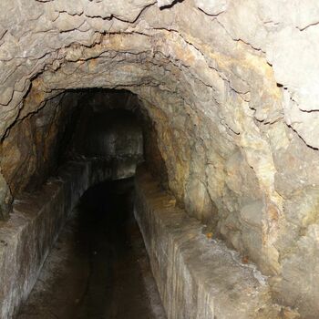 otvor jeskyně kámen