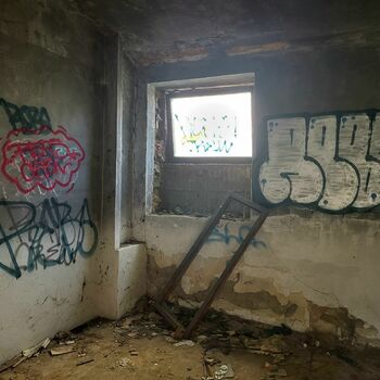 Rozpadlý domek v Praze