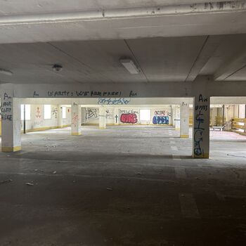 opuštěné parkoviště, restaurace a tělocvična