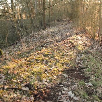 Těleso při výstavbě povodněmi zničené Plzeňsko-březenské trati k souběhu s tratí 162 Těleso při výstavbě povodněmi zničené Plzeňsko-březenské trati k souběhu s tratí 162