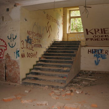 krok podpora zařízení sgrafity zeď