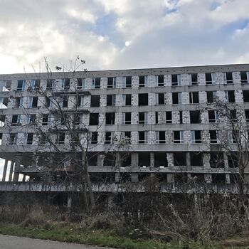 Proč to nedostavěli? Opuštěná železniční poliklinika...