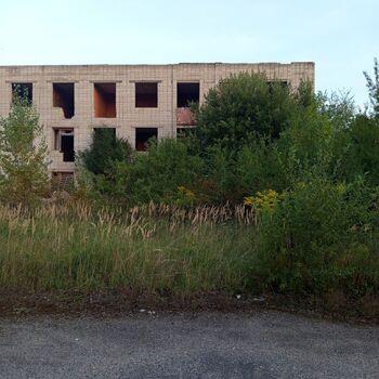 Opuštěná škola s tělocvičnou