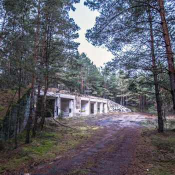 Velitelské stanoviště, bunkry a otevřené pozice s opravdu skvělými graffiti