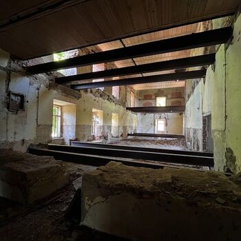 Tvrz přestavěná na zámek