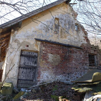 Hájovna ve stráni.