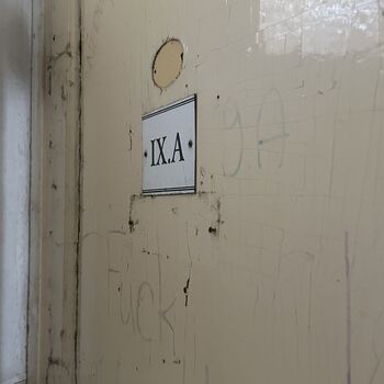 ᴀʙᴀɴᴅᴏɴᴇᴅ ꜱᴄʜᴏᴏʟ