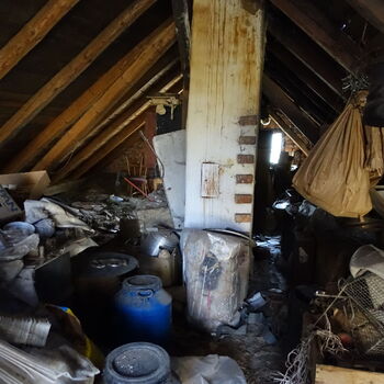 Hájovna ve stráni.