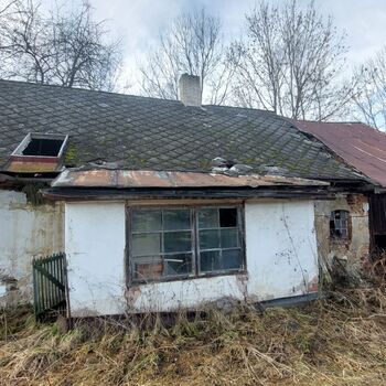 OPUŠTĚNÝ DOMEK U HLAVNÍ SILNICE