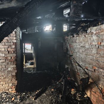 Ausgebrannte Hütte, Standort in der Beschreibung