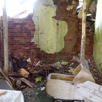 Rozpadající se statek.