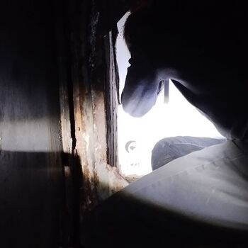 Die Abdeckung unter dem Fertighaus