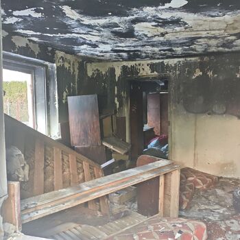 Ausgebrannte Hütte, Standort in der Beschreibung