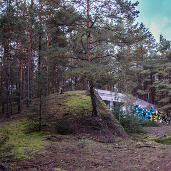 Velitelské stanoviště, bunkry a otevřené pozice s opravdu skvělými graffiti