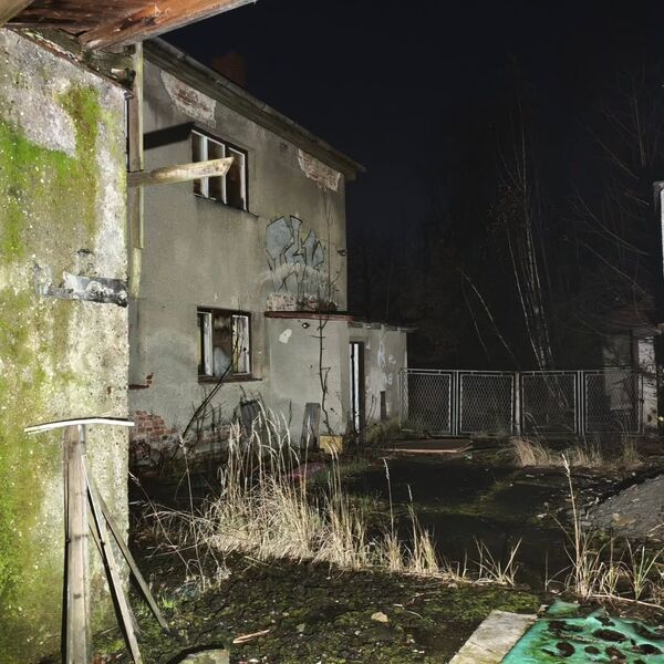 Proč zavřeli? Opuštěný penzion v noci...