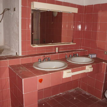 koupelna místnost interiér Toaleta umyvadlo domácí vyčistit vedle sebe koupel nábytek umyvadlo povodí dům moderní