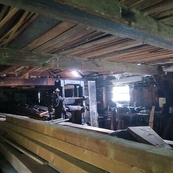 V pilnici zůstal katr a spousta řeziva.