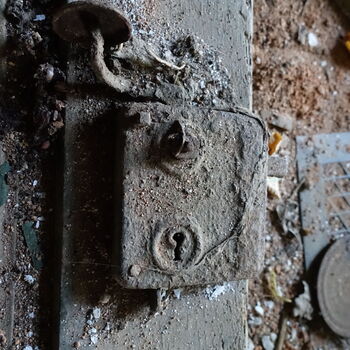 Další chátrající statek