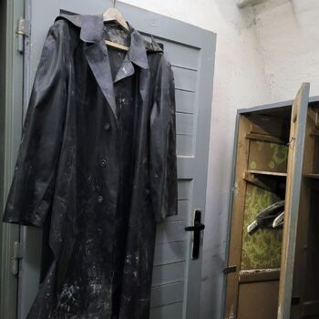 Už se setmělo venku je úplněk.