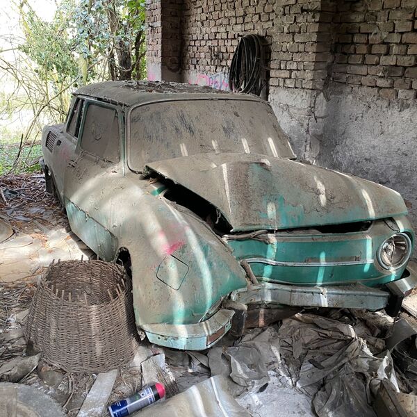 Opuštěné statky vedle sebe.