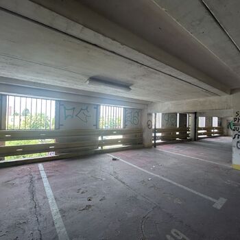 opuštěné parkoviště, restaurace a tělocvična