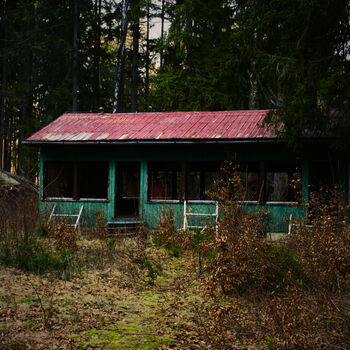 🏕️ Tábor, kde kdysi trávily léto stovky dětí… dnes ho pohlcuje ticho a příroda