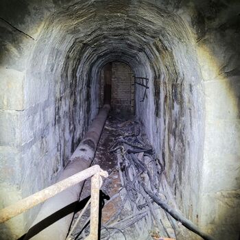 Už se setmělo venku je úplněk.