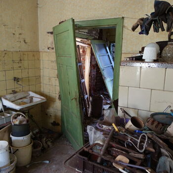 Hájovna ve stráni.