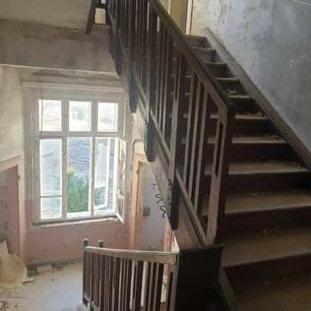 step barrier support structure obstruction device