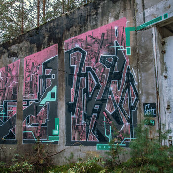 Velitelské stanoviště, bunkry a otevřené pozice s opravdu skvělými graffiti