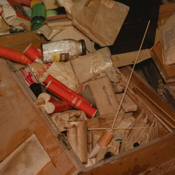 Zachovalý kryt s telefony