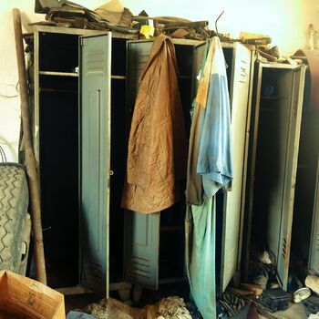 šatní skříň nábytek vybavení