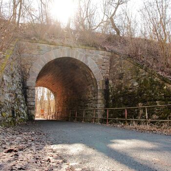 Klenutý propustek nad Kralovickým potokem a Svatojakubskou cestou z roku 1899 Klenutý propustek nad Kralovickým potokem a Svatojakubskou cestou z roku 1899