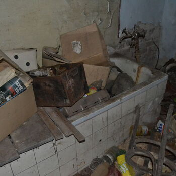 Opuštěný venkovský statek.