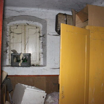 Opuštěný venkovský statek.