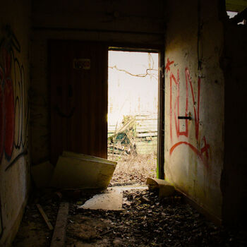 🏕️ Tábor, kde kdysi trávily léto stovky dětí… dnes ho pohlcuje ticho a příroda