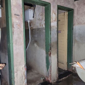 Už se setmělo venku je úplněk.