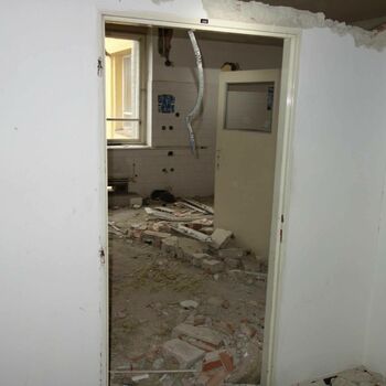 dveře lednička zeď dům