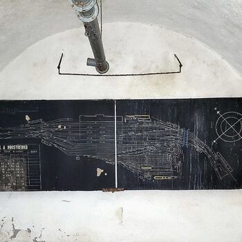 Už se setmělo venku je úplněk.