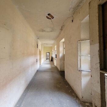 🏰Ein Schloss in Schwierigkeiten. Mit einem großen Keller.