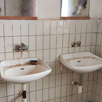 Abandoned farm building_2025