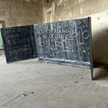 ᴀʙᴀɴᴅᴏɴᴇᴅ ꜱᴄʜᴏᴏʟ