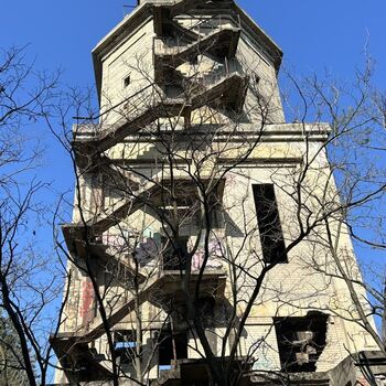 Bertzit Tower – Nedokončený experiment ⚙️🔥