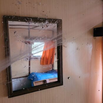 Der Wohnwagen ist im Wald geparkt,