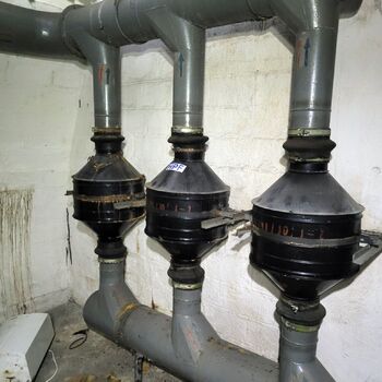 Už se setmělo venku je úplněk.