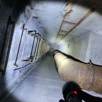 Už se setmělo venku je úplněk.