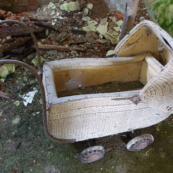 Rozpadající se statek.