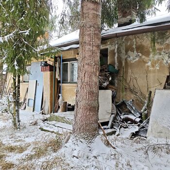Why did they abandon it? An abandoned, well-preserved farmer's house...