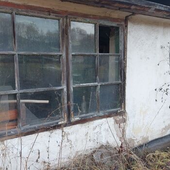 OPUŠTĚNÝ DOMEK U HLAVNÍ SILNICE