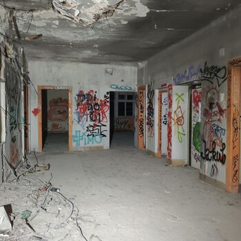 Chátrající léčebna a střet s nečekanými návštěvníky...